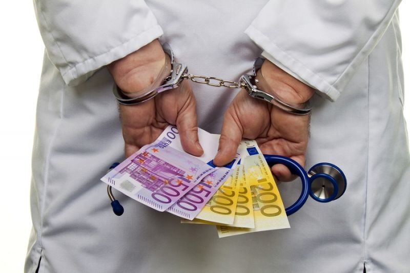 Το φακελάκι πάει σύννεφο: 59χρονος γιατρός ζήτησε 1.000 ευρώ για να χειρουργήσει 20χρονο