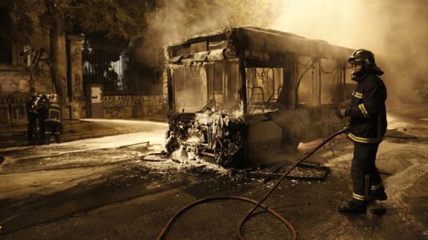 Πυρπόλησαν τρία τρόλεϊ στην Πατησίων-Επεισόδια στον ΗΣΑΠ στην Κηφισιά
