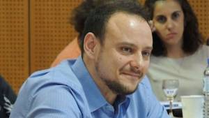 Μαγιορκίνης: Απίθανο να μην πιάνει την Όμικρον η τρίτη δόση