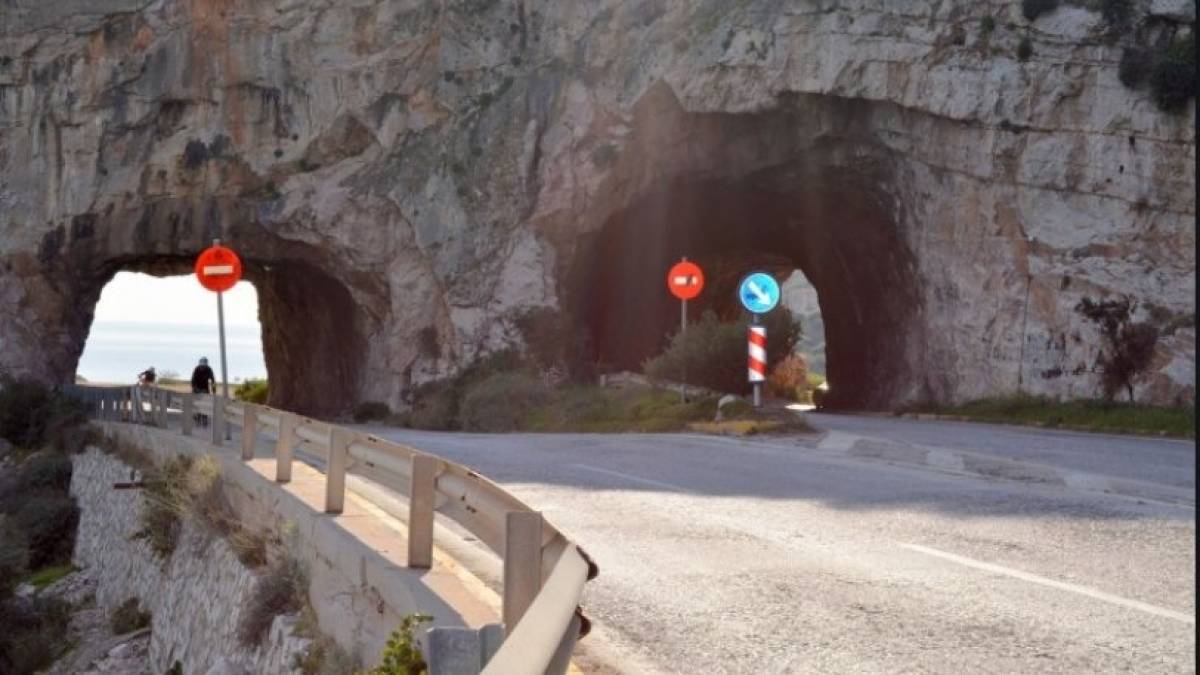 Τρύπες Καραμανλή: Η προσωρινή λύση για την κυκλοφορία των οχημάτων