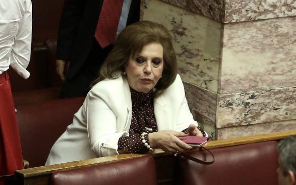 Καρεκλιές, βρισιές και... τσαντιές στο καφενείο της Βουλής