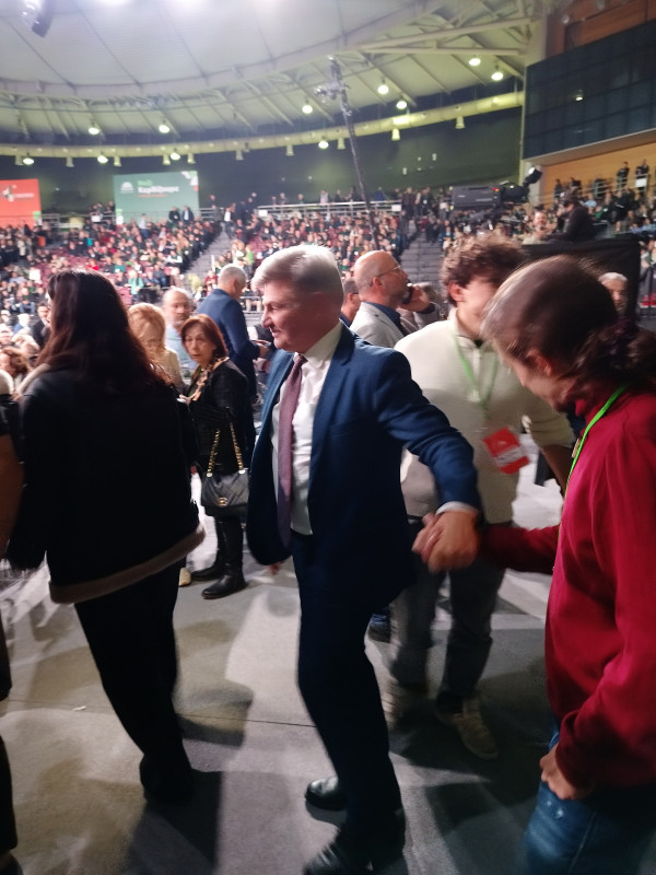 Χριστοδουλάκης και Φαραντούρης έφτασαν μαζί στο συνέδριο του ΠΑΣΟΚ - Θερμός εναγκαλισμός
