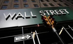 Wall Street: Νευρικές κινήσεις με το βλέμμα σε εμβόλιο-τράπεζες