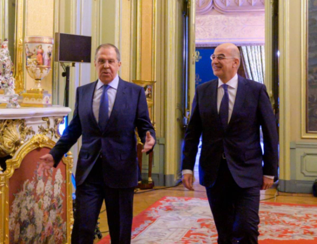 Ασκήσεις ισορροπίας Δένδια στη Ρωσία για Ουκρανία και Τουρκία