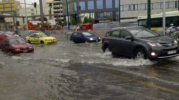 Σοβαρά προβλήματα από τη νεροποντή στην Αττική-Ποτάμια (πάλι…) οι δρόμοι