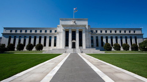 Αλλάζουν τα «πονταρίσματα» για τις μειώσεις επιτοκίων της Fed
