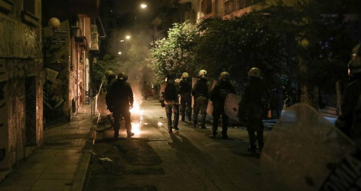 Εξάρχεια: Επίθεση αγνώστων σε διμοιρία των ΜΑΤ με έναν τραυματία