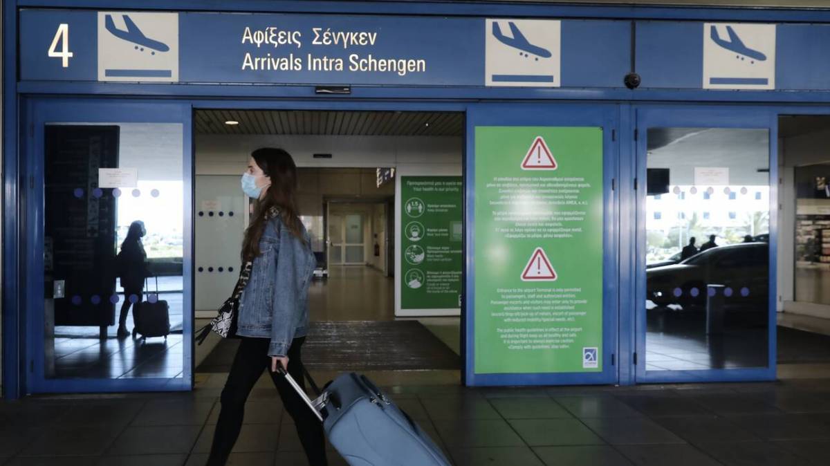 Υποχρεωτικό αρνητικό τεστ και για τους εμβολιασμένους Ρώσους ταξιδιώτες