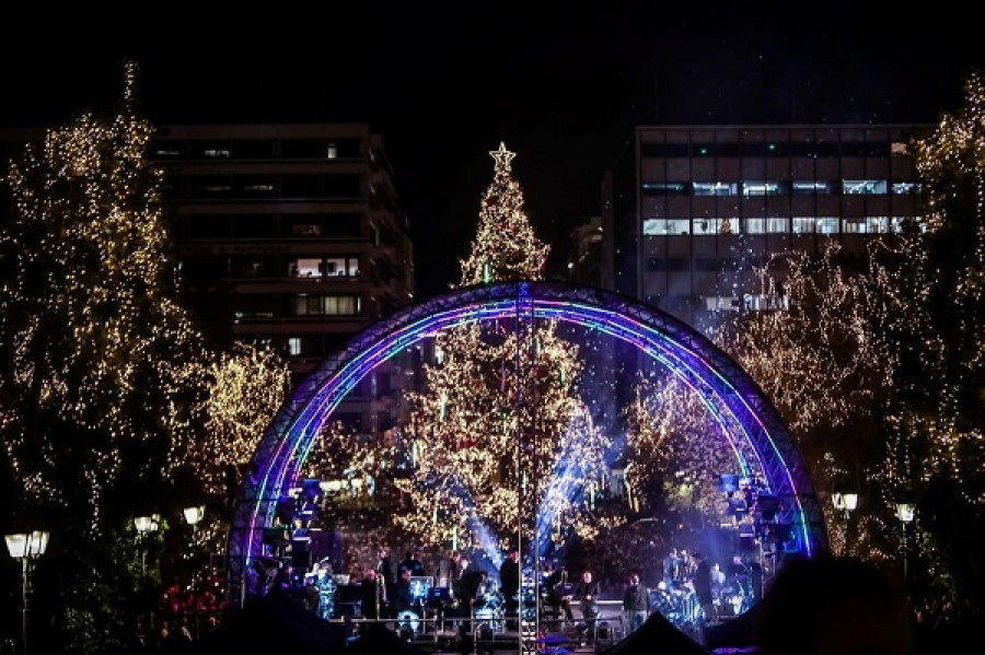 Φωταγωγήθηκε το χριστουγεννιάτικο δέντρο στο Σύνταγμα (videos)