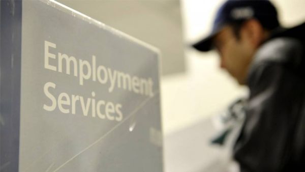ΗΠΑ: Μειώθηκαν κατά 14.000 τα επιδόματα ανεργίας