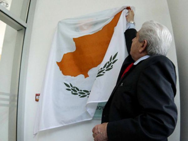 Κύπρος: Ένα βήμα πριν την είσοδο στο μηχανισμό στήριξης