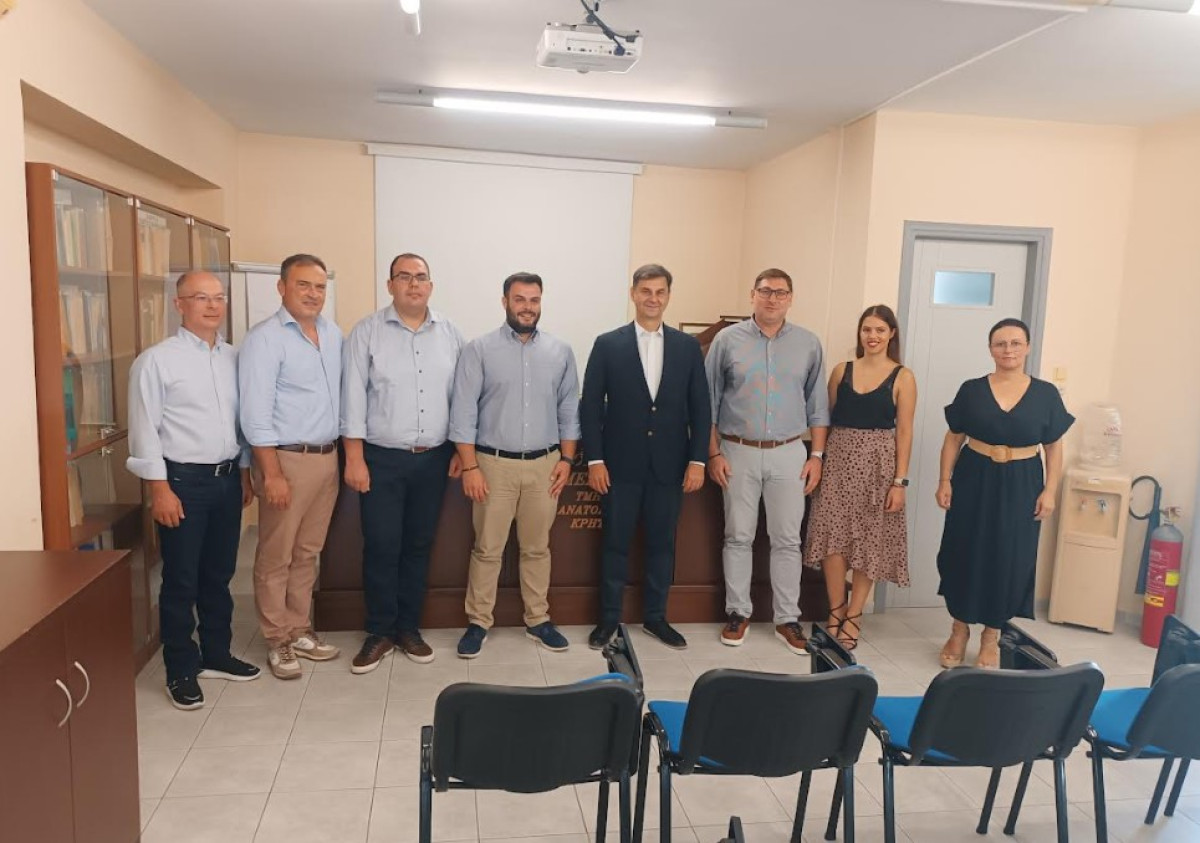 Επίσκεψη του Χάρη Θεοχάρη στα γραφεία του ΟΕΕ/ΤΑΚ