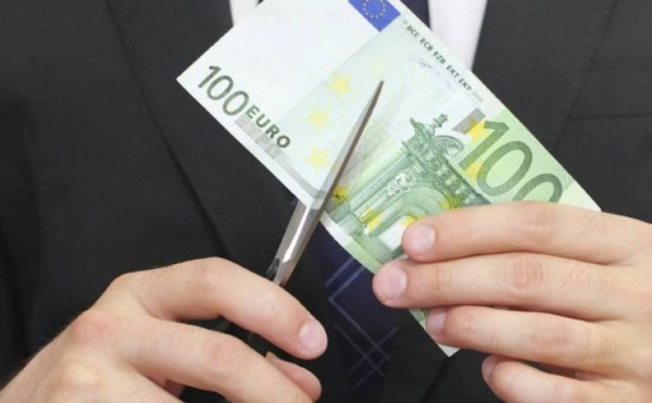 ILO: Βιώνουμε τη μεγαλύτερη πραγματική μείωση μισθών της τελευταίας 15ετίας