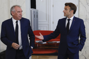 Γαλλία: Ο Μακρόν στηρίζει Μπαϊρού – Θαρραλέες οι προτάσεις για δημοσιονομική εξυγίανση