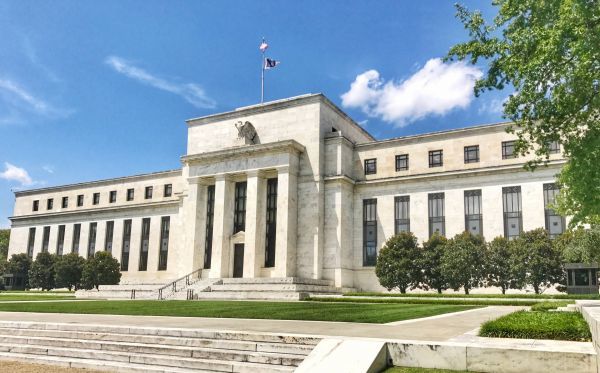Fed: Γιατί «πάγωσε» τις αυξήσεις επιτοκίων
