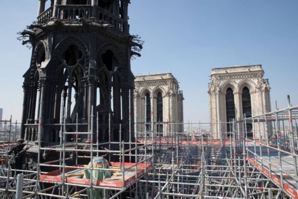 Η πρώτη λειτουργία στην Παναγία των Παρισίων μετά την πυρκαγιά