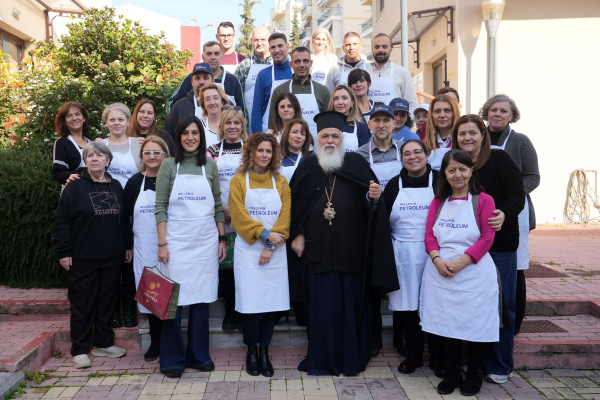 Ο Μητροπολίτης Νεαπόλεως &amp; Σταυρουπόλεως, κ.κ. Βαρνάβας μαζί με τους εθελοντές της HELLENiQ ENERGY στο ενοριακό συσσίτιο του Ι.Ν. Αγίου Αθανασίου Ευόσμου.