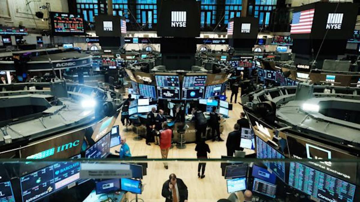 Ήπιες διακυμάνσεις στη Wall Street σε μία εβδομάδα έντονης μεταβλητότητας