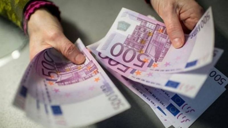 «Καπέλο» στο φόρο για όσους πληρώνουν με μετρητά στο γκισέ τραπεζών