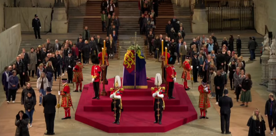 Οι Βρετανοί αποχαιρετούν τη Βασίλισσα Ελισάβετ- Live το λαϊκό προσκύνημα