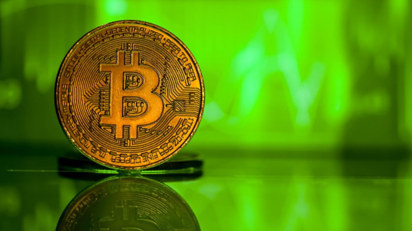 «Πετάει» το bitcoin σπάζοντας κάθε ρεκόρ - Πού οφείλεται η άνοδος