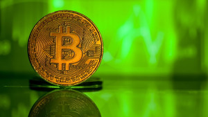 «Πετάει» το bitcoin σπάζοντας κάθε ρεκόρ - Πού οφείλεται η άνοδος