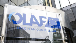 «Βόμβα» Politico: Ευρωπαϊκή έρευνα για διαγωνισμούς €2,5 δισ. στην Ελλάδα