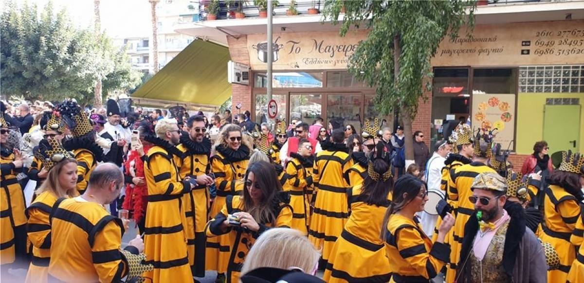 Στους δρόμους παρά τις απαγορεύσεις, οι καρναβαλιστές σε Πάτρα, Ξάνθη