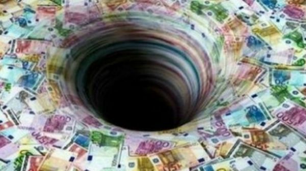 Μαύρη «τρύπα» 900 εκατομμυρίων «βλέπει» η τρόικα για το 2017