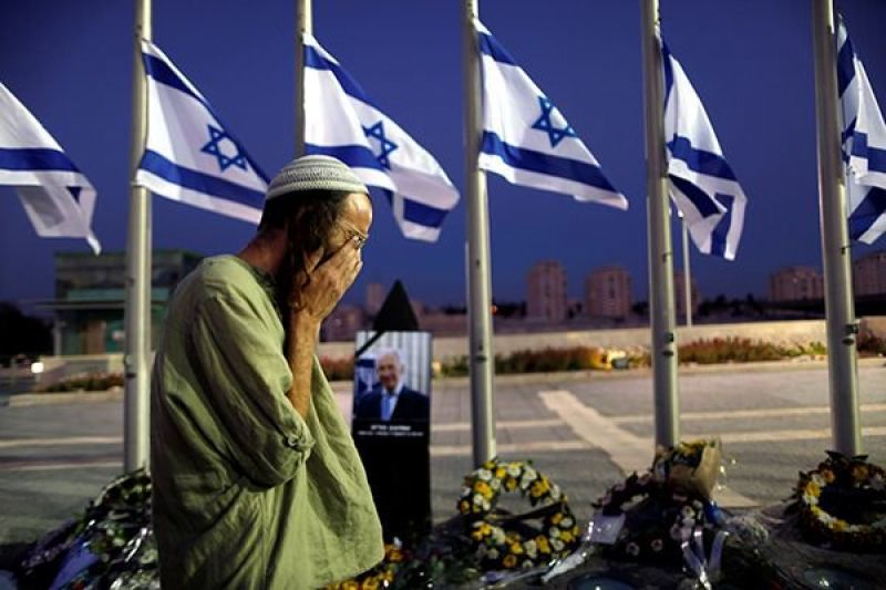 Συγκίνηση στο λαϊκό προσκύνημα για τον Σιμόν Πέρες