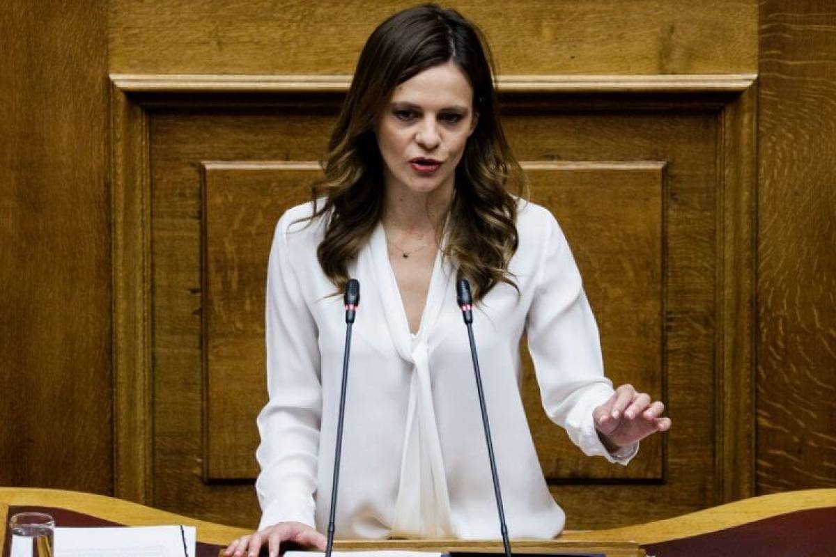 Αχτσιόγλου: Ο κ. Σκυλακάκης απειλεί με νέα μνημόνια