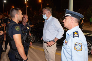 Κάτω Πατήσια: Δίπλα στους τραυματίες αστυνομικούς ο Θεοδωρικάκος