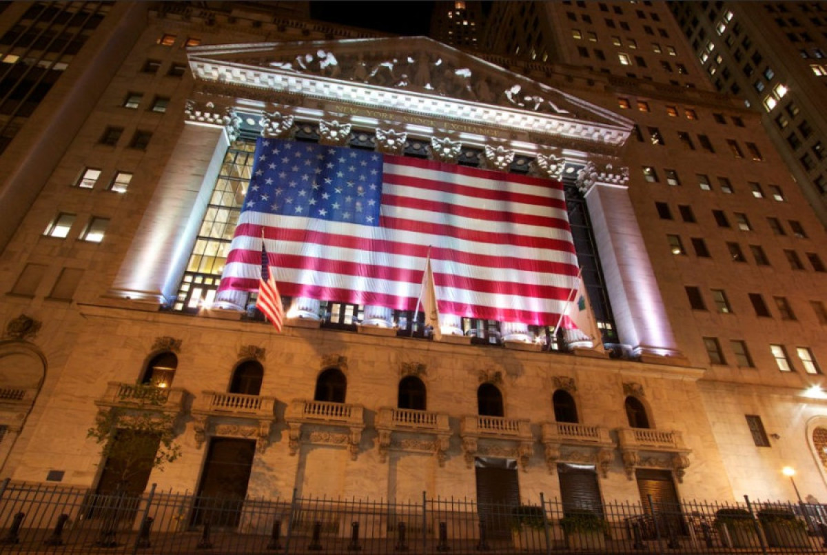 Άνοδος στη Wall Street με οδηγό την Apple και ελπίδες για λήξη του shutdown