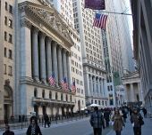 Ανοδική κίνηση στη Wall Street όσο το δολάριο "διορθώνει"