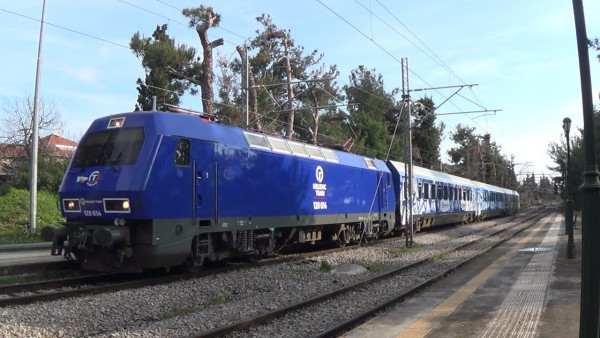 Αμαξοστοιχία Intercity με 400 επιβάτες ακινητοποιήθηκε στους Αγίους Αναργύρους εξαιτίας βλάβης - Καθυστερήσεις