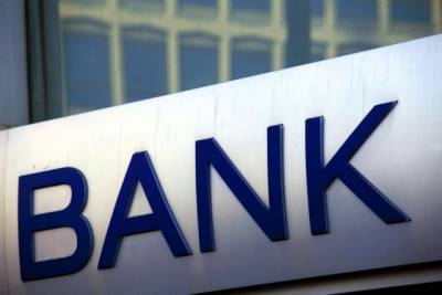 Handelsblatt: Οι ελληνικές τράπεζες σε πορεία συρρίκνωσης