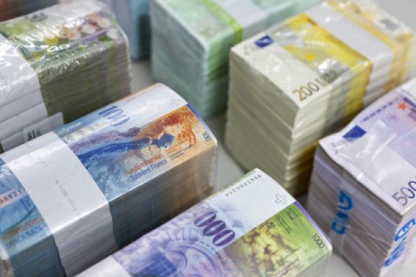 Νέες … ελβετικές τρύπες στο πιστωτικό σύστημα