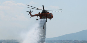 Φωτιά τώρα στο Σχηματάρι κοντά στην Εθνική οδό - Επιχειρούν εναέρια μέσα