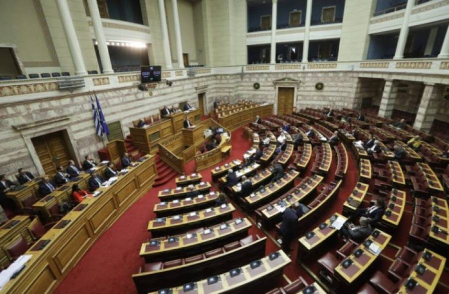 Στη Βουλή εν μέσω αντιπαραθέσεων το επίδομα γέννας