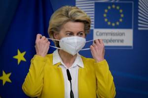 Κομισιόν: Το 1/4 όλων των Ευρωπαίων έλαβε την πρώτη δόση