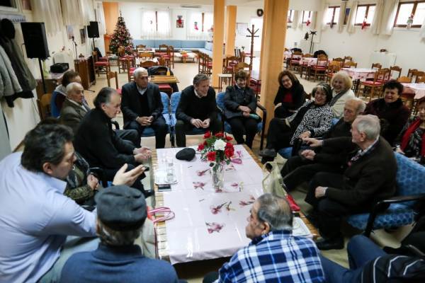 Δίπλα στους ηλικιωμένους σε Γκύζη και Βοτανικό ο Παύλος Γερουλάνος