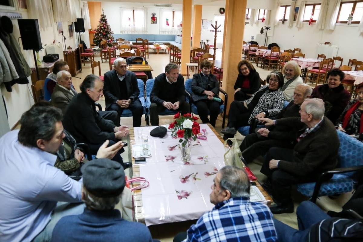 Δίπλα στους ηλικιωμένους σε Γκύζη και Βοτανικό ο Παύλος Γερουλάνος