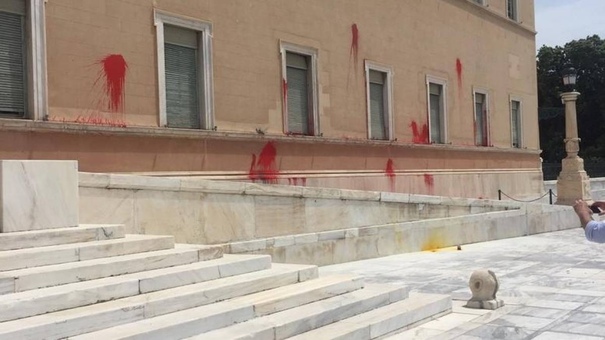 Ρουβίκωνας: Ελεύθερος με όρους για τις μπογιές στη Βουλή 36χρονος