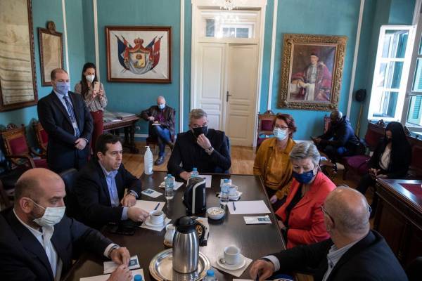 Ο Μηταράκης χωρίς μάσκα στη Σάμο, όχι όμως και στο Μαξίμου…