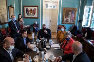 Ο Μηταράκης χωρίς μάσκα στη Σάμο, όχι όμως και στο Μαξίμου…