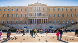 Bloomberg: Η Ελλάδα μειώνει το δημόσιο χρέος στο χαμηλότερο επίπεδο από το 2009