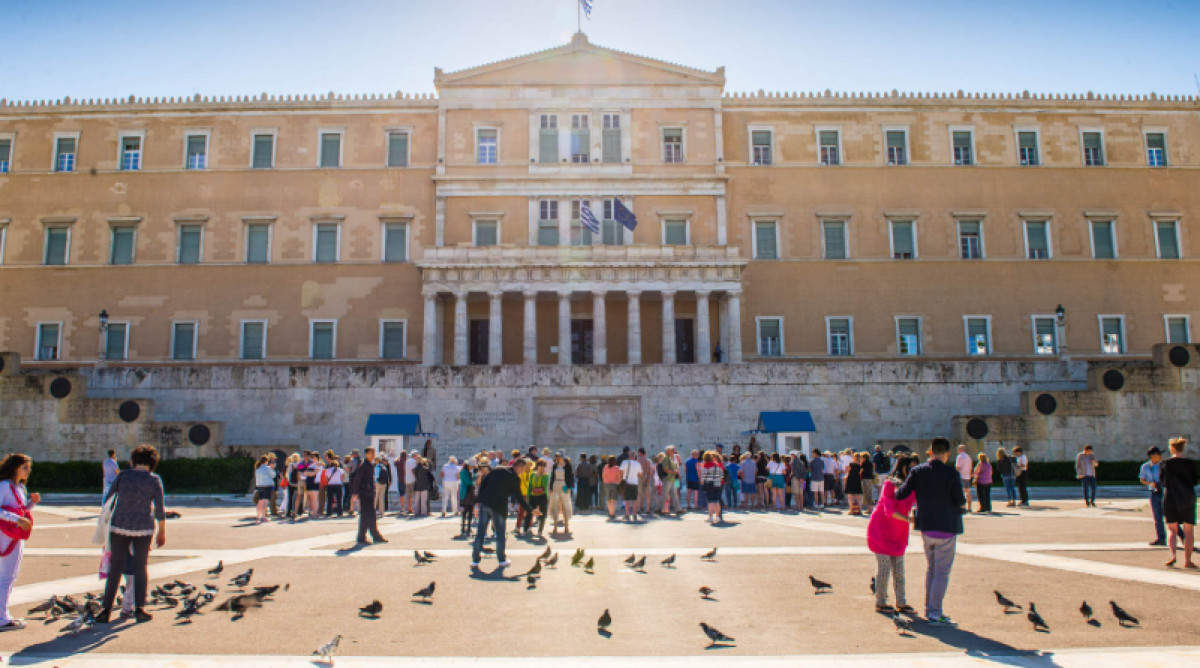 Bloomberg: Η Ελλάδα μειώνει το δημόσιο χρέος στο χαμηλότερο επίπεδο από το 2009
