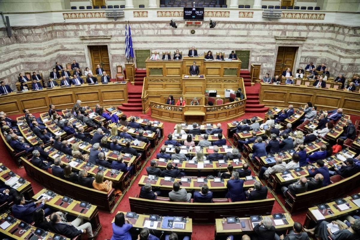 «Αυγουστιάτικος» πολιτικός καύσωνας στη Βουλή- Κόντρα εφ’ όλης της ύλης