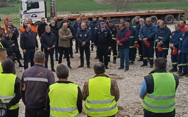 Τέμπη: Φόρος τιμής στους νεκρούς από όσους επιχειρούν στο σημείο