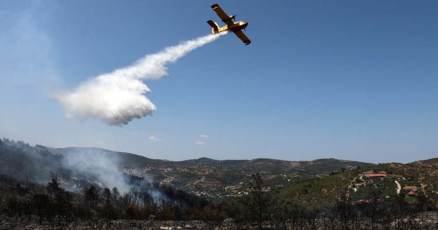 Κάρυστος: Σε πλήρη εξέλιξη η μάχη με τις φλόγες – Επιχειρούν 18 εναέρια μέσα